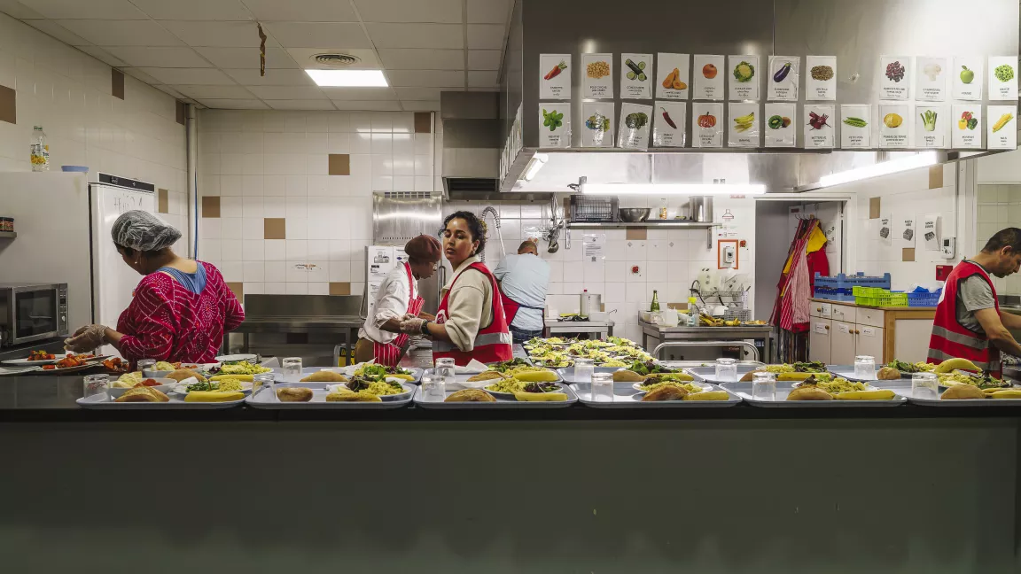 Bénévoles distribuant des repas