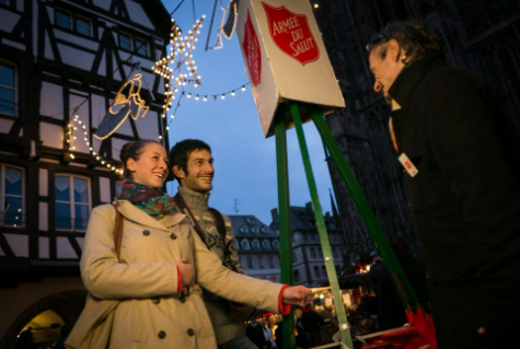 Personnes à un stand de don de Noël