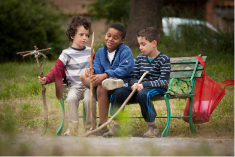 Enfants assis sur un banc